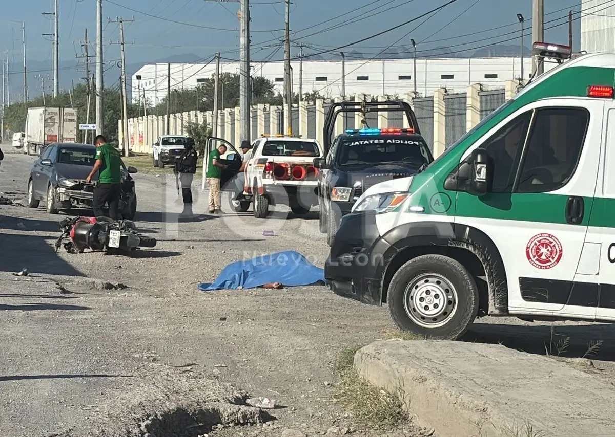 El impacto fue tan fuerte que el conductor de la motocicleta no logró sobrevivir, mientras que las autoridades locales y la Guardia Nacional abanderaron la zona para llevar a cabo el peritaje correspondiente. Foto: POSTA.