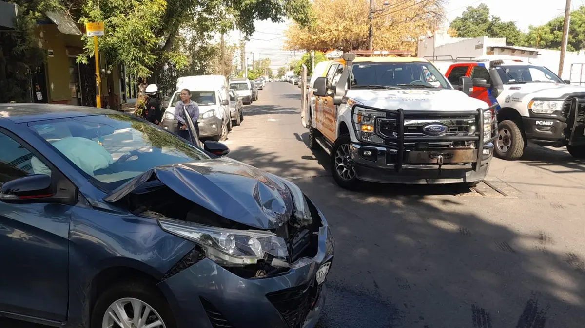 Un accidente vehicular movilizó a los cuerpos de emergencia en Monterrey. Foto: PCNL