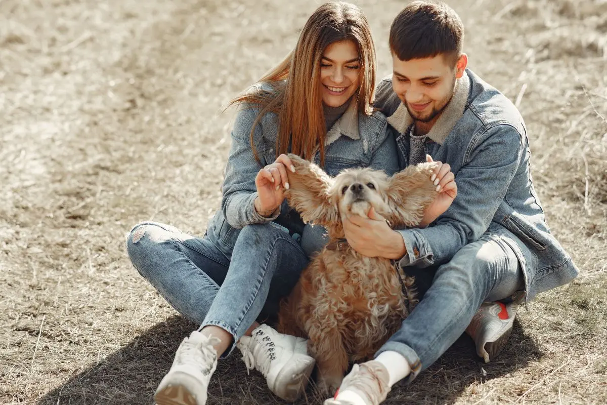 Pareja con perro  Foto: Canva