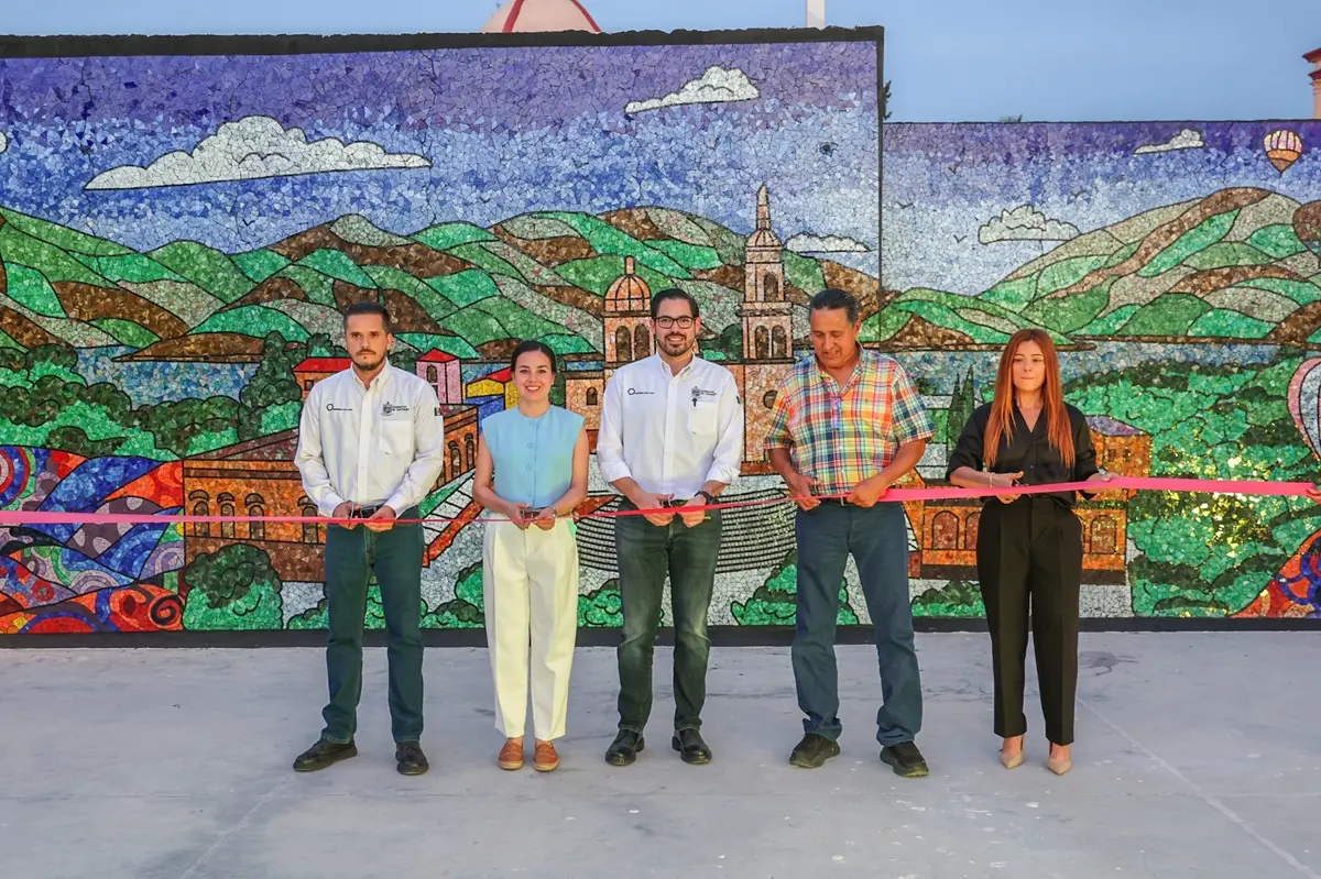 El alcalde de Santiago, David de la Peña, inaugura el mural La Alegría de Santiago en la Plaza de las Artes. Foto: Gobierno de Santiago