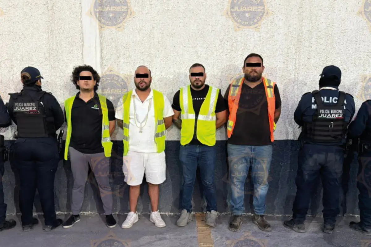 Los oficiales encontraron un maletín que contenía aproximadamente 330 mil pesos en efectivo/Foto: Policía de Juárez