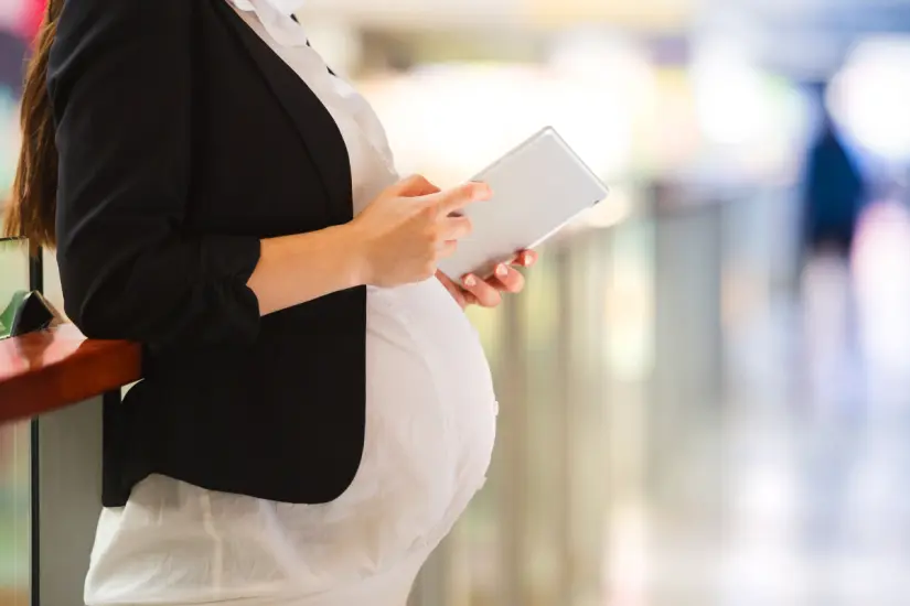 Las mujeres cargan con el peso de los cuidados y las licencias que reducen sus aportaciones en la Afore. Foto: Canva