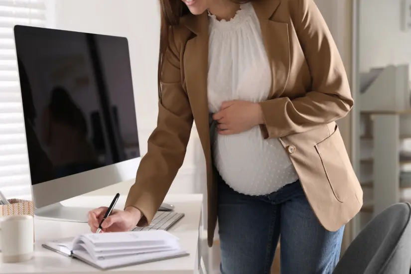 El impacto de los cuidados y las licencias refleja que las mujeres llegan con menos recursos a su retiro. Foto: Canva