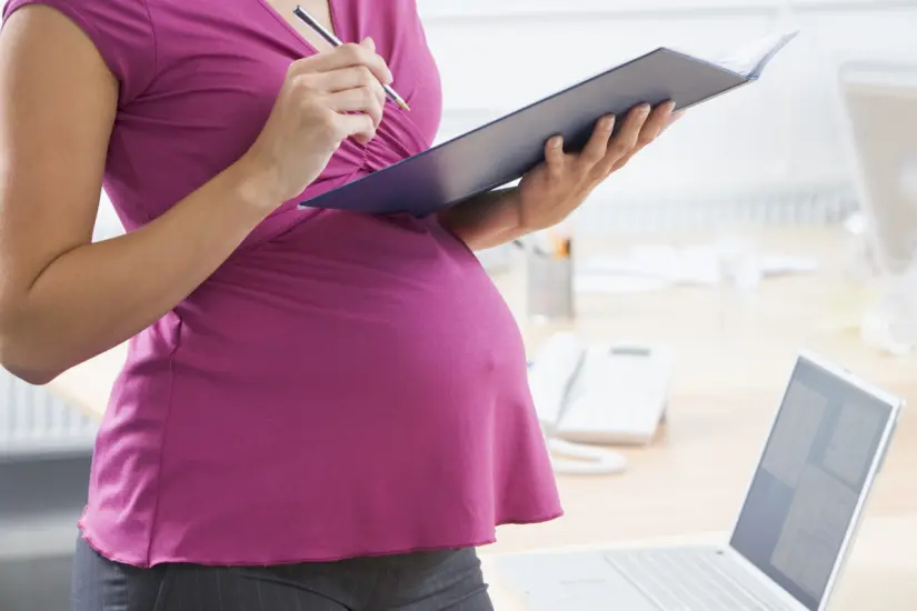 Las mujeres ven limitada su pensión ya que los cuidados y las licencias reducen el ahorro acumulado en su Afore. Foto: Canva
