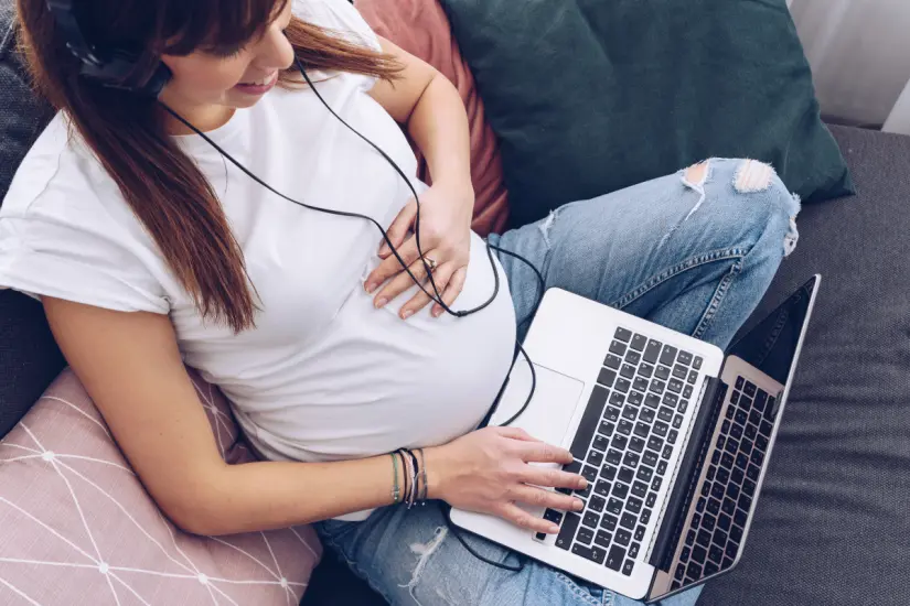 Las mujeres enfrentan desafíos en su Afore porque los cuidados familiares y las licencias impactan directamente en su retiro. Foto: Canva