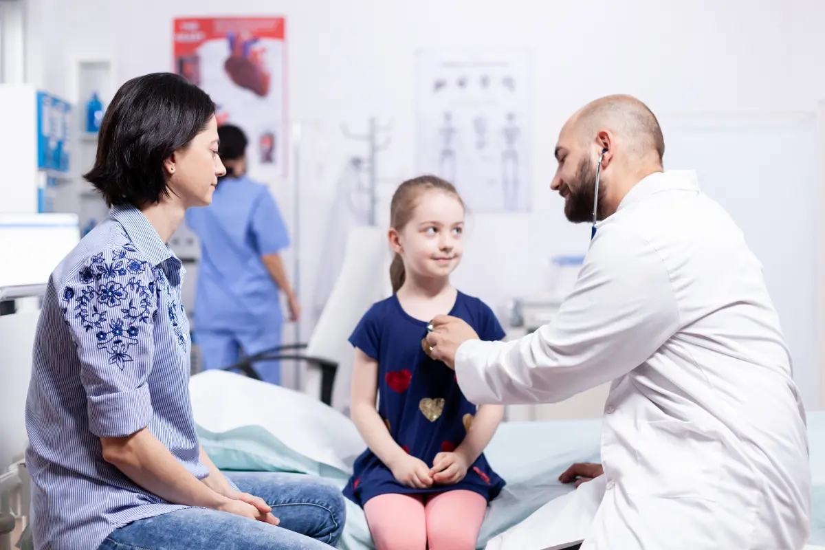 Expedición de certificado médico. Foto: Freepik | Canva