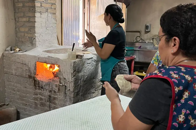 Son hechas de maíz de nixtamal y cocidas en leña | Foto: Perla Herrera