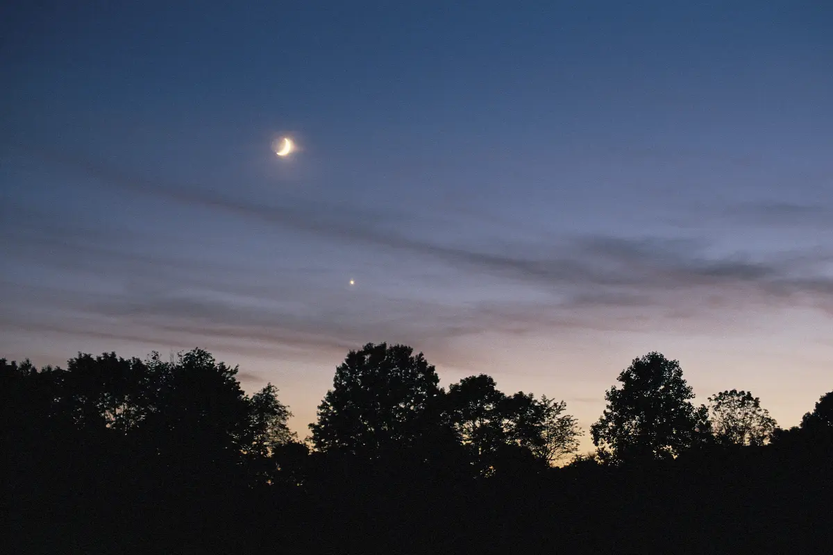 La proximidad de la Luna y Venus será un espectáculo celestial que deleitará a los amantes de la astronomía en México. Foto: Canva