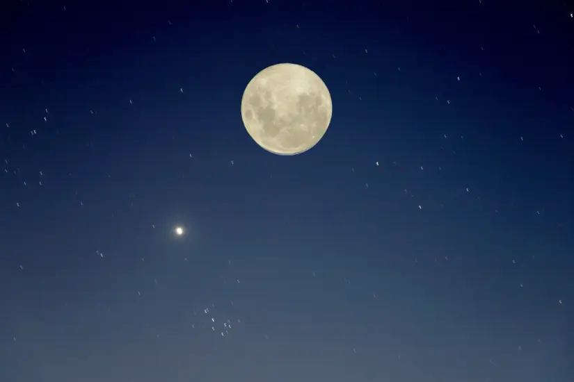 La noche de la conjunción entre la Luna y Venus promete ser un evento memorable para todos los observadores en México. Foto: Canva
