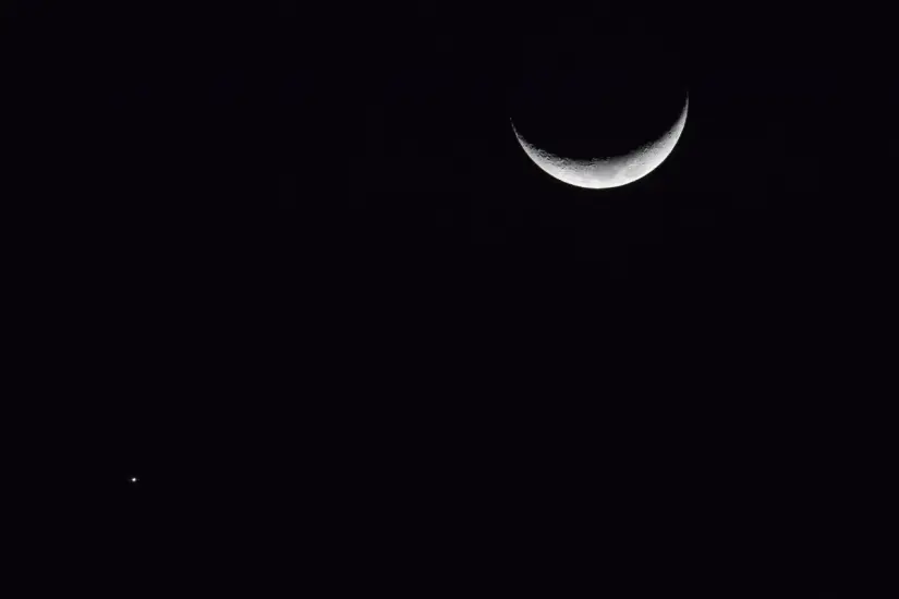 Este evento astronómico permitirá a los mexicanos disfrutar de un acercamiento impresionante entre la Luna y Venus en el cielo. Foto: Canva
