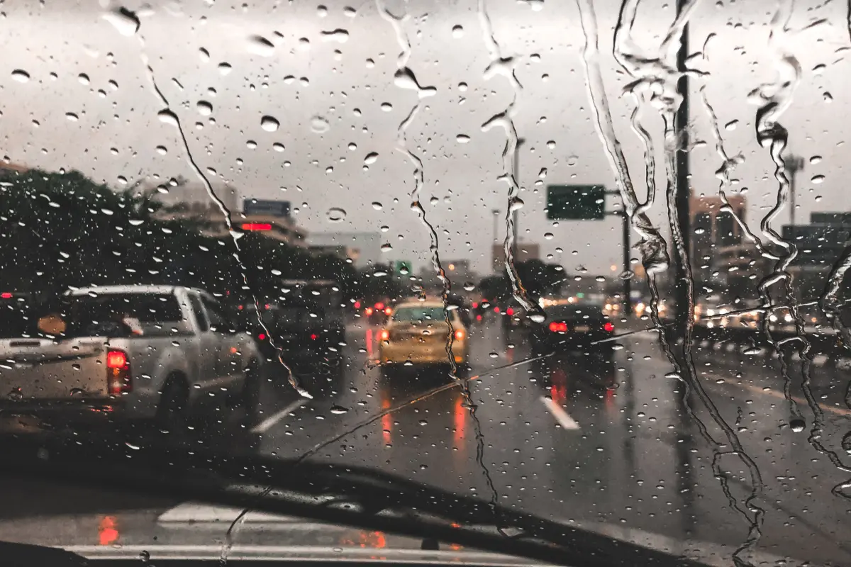 Lluvia sobre periférico en CDMX. Foto: Canva