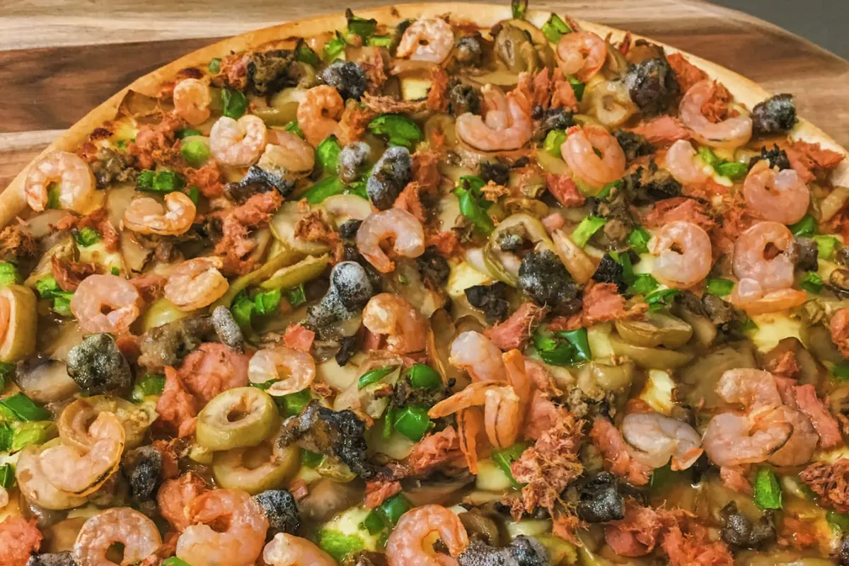 Una de sus especiales es la de camarón con champiñones y aceitunas | Foto: Perla Herrera