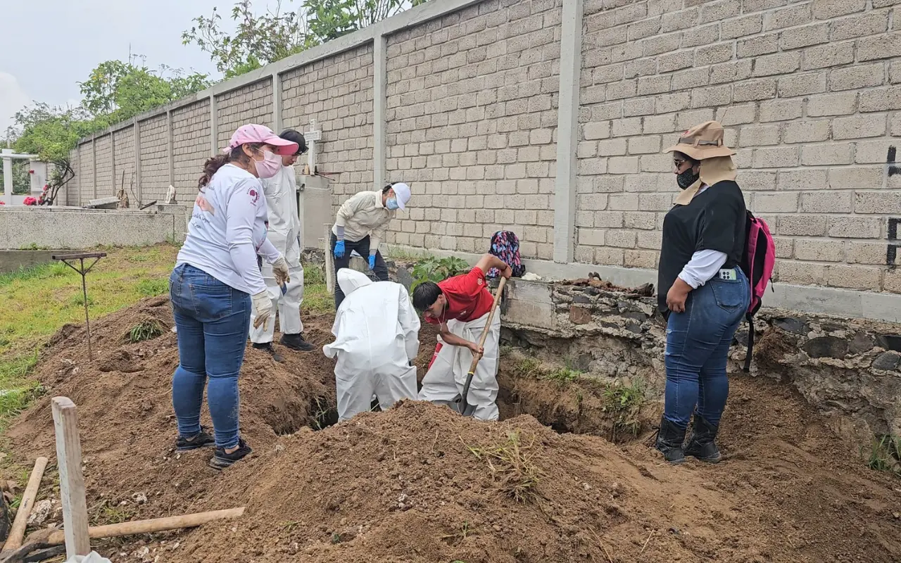 Trabajos de prospección en panteón de Tlaquepaque. Foto: Facebook (Madres Buscadoras De Sonora)