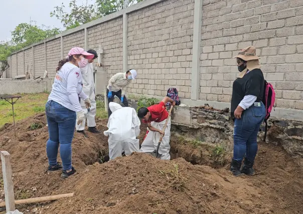 Madre Buscadoras de Jalisco señalan hallazgo de entre 9 a 13 cuerpos en panteón de Tlaquepaque