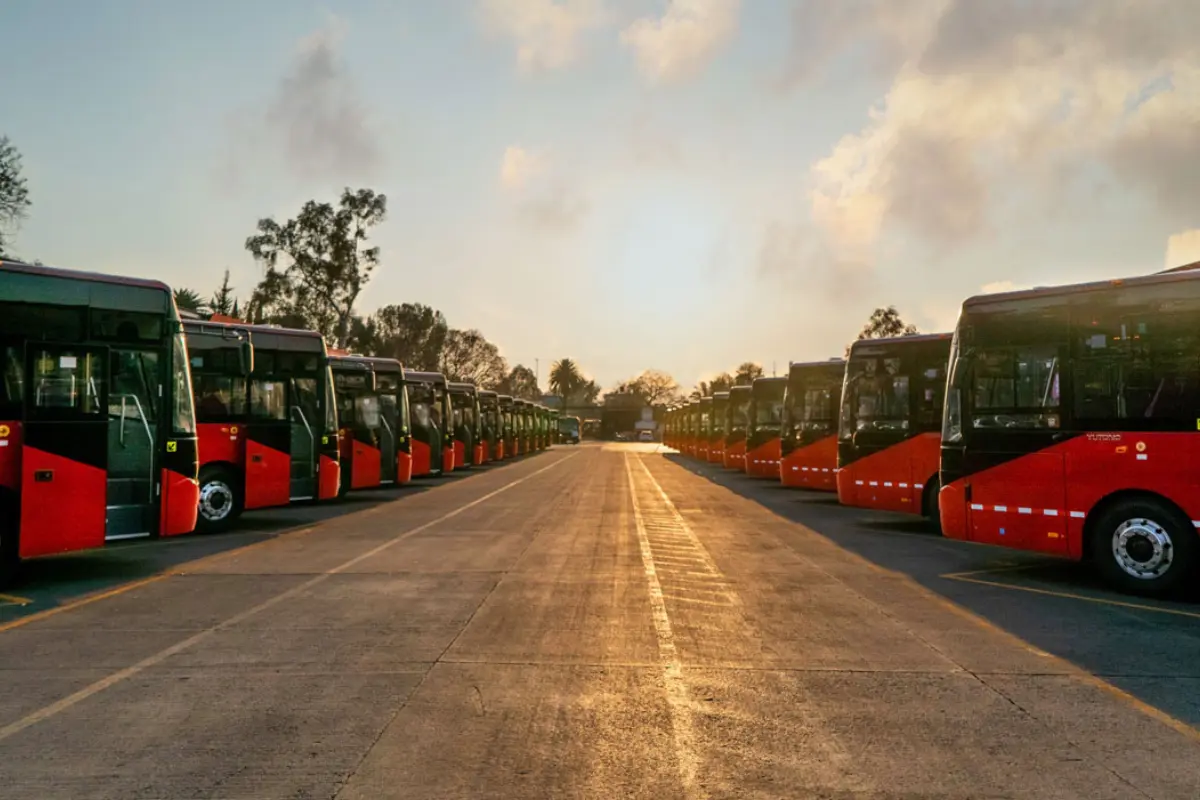 Las rutas actuales se transformarán en alimentadoras y auxiliares que complementarán la línea troncal, garantizando cobertura y continuidad en el servicio. Foto: Freepik