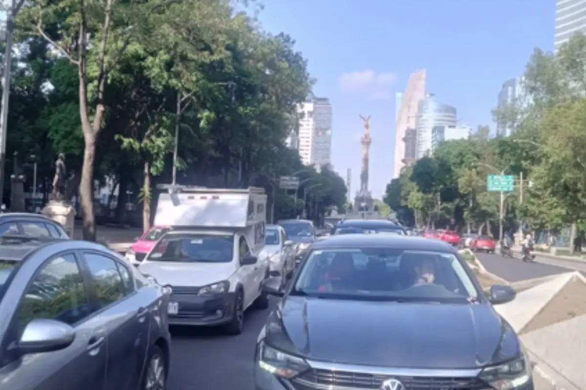 Autos detenidos en Paseo de la Reforma.   Foto: X (@OVIALCDMX)