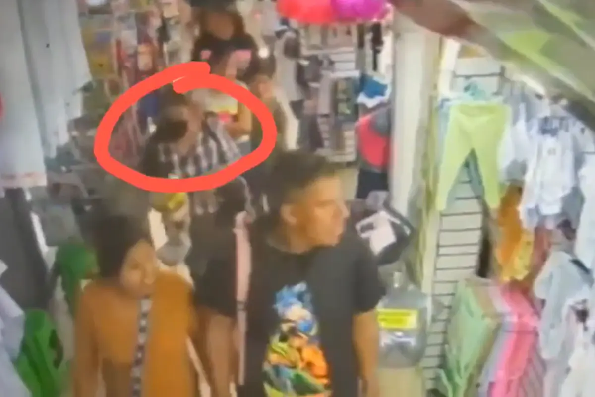 Mujer robando a un menor en Edomex. Foto: Especial