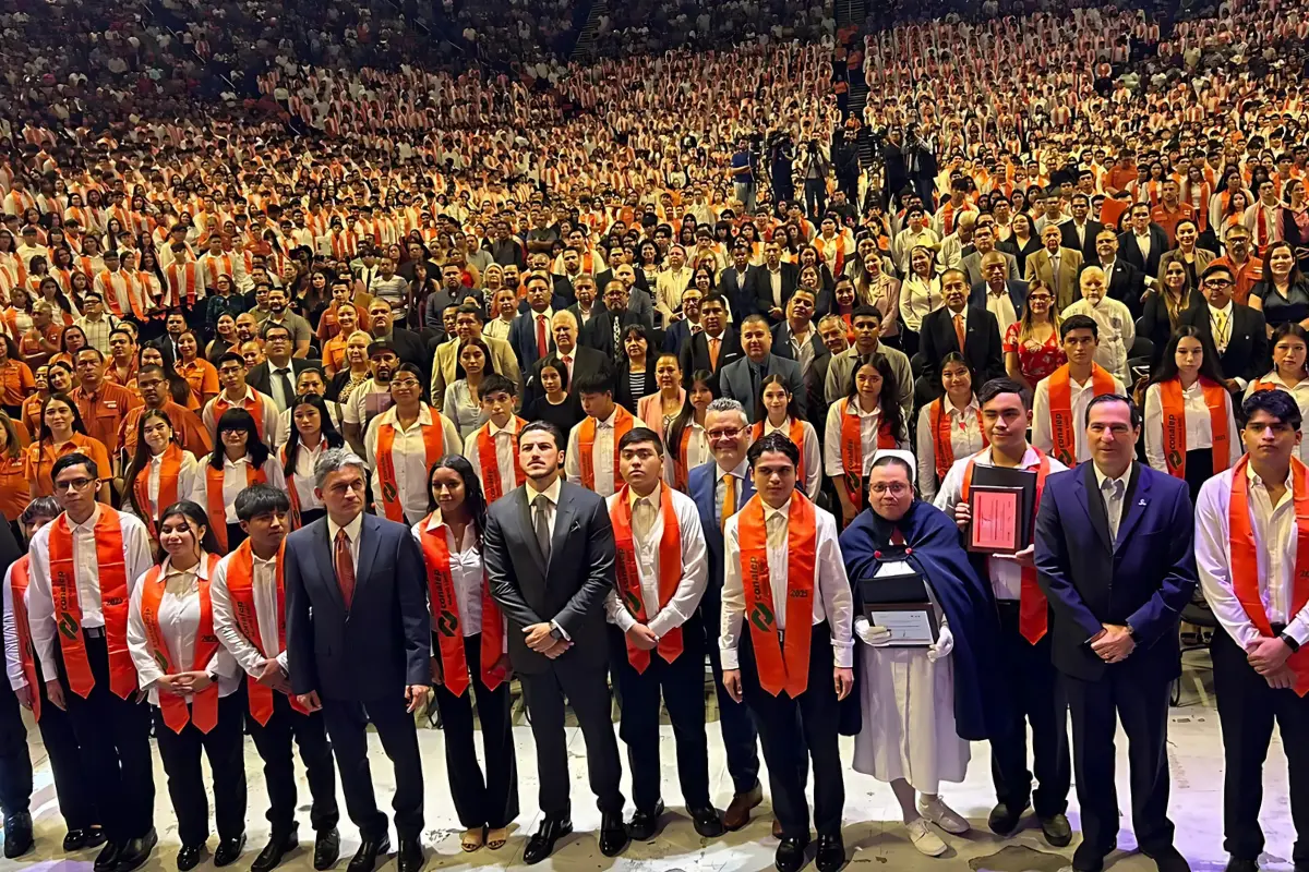 Samuel García invitó a los recién graduados a que se acerquen al gobierno y lo vean como facilitador/Foto: Rosy Sandoval