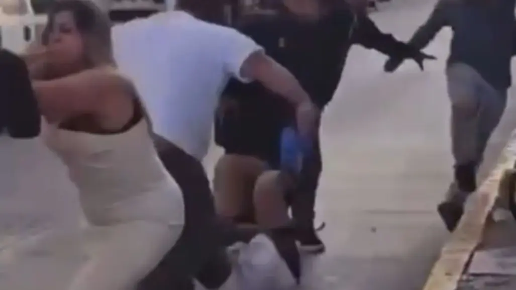 VIDEO | Captan riña campal entre hombres y mujeres en calles de Naucalpan