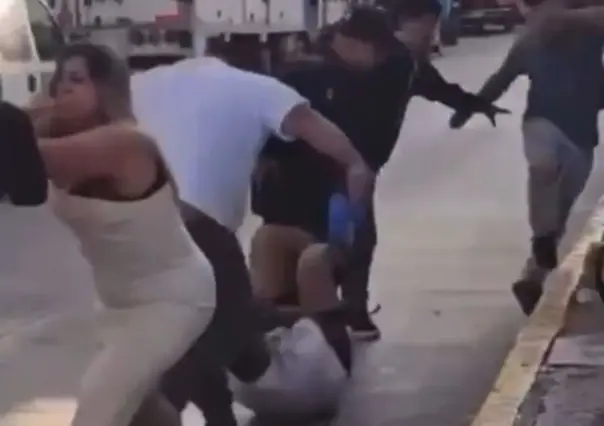 VIDEO | Captan riña campal entre hombres y mujeres en calles de Naucalpan