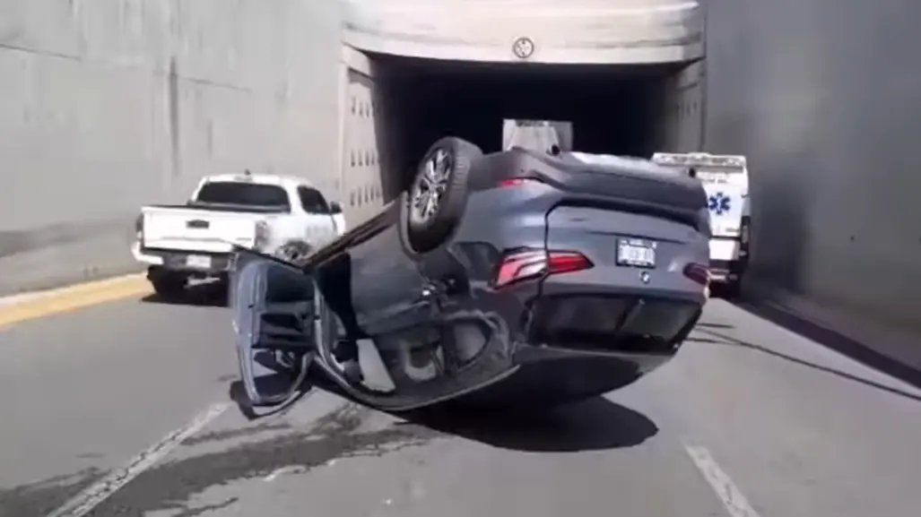 Volcadura en avenida Lázaro Cárdenas deja un herido y caos en Monterrey