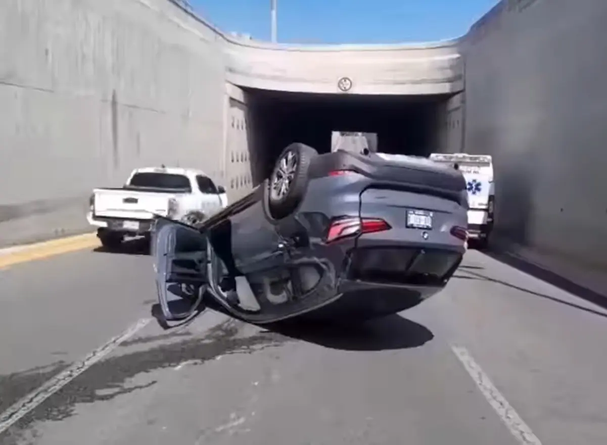El accidente en la avenida Lázaro Cárdenas pone nuevamente en la mesa la importancia de conducir con precaución. Foto: Protección Civil de Nuevo León.