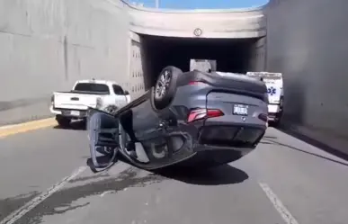 Volcadura en avenida Lázaro Cárdenas deja un herido y caos en Monterrey