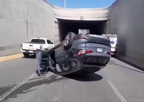 Volcadura en avenida Lázaro Cárdenas deja un herido y caos en Monterrey