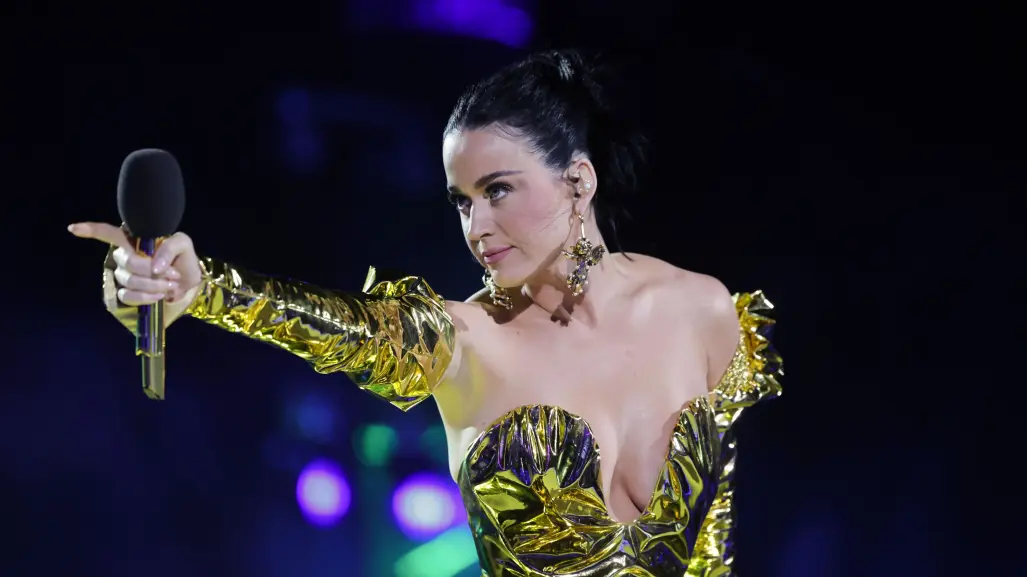 Katy Perry sufre descarga eléctrica en pleno concierto