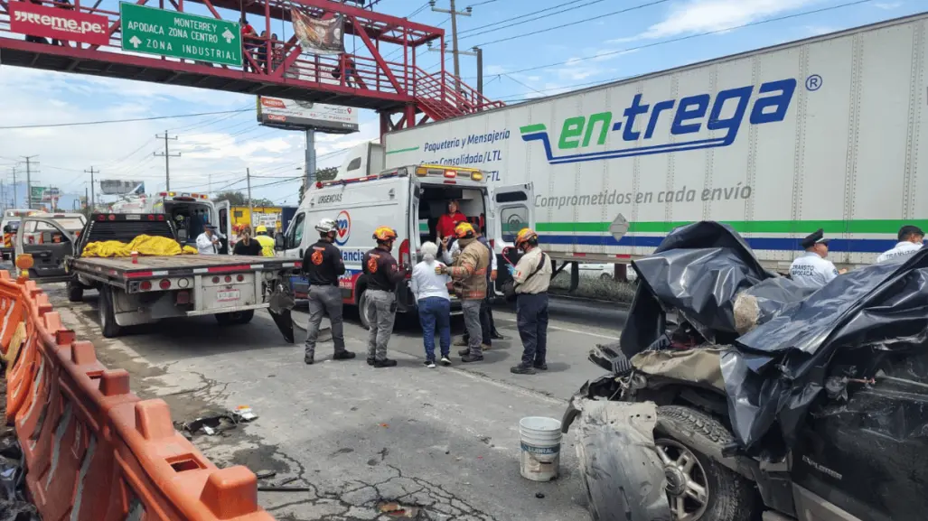 Persona queda atrapada tras accidente en la carretera a Miguel Alemán