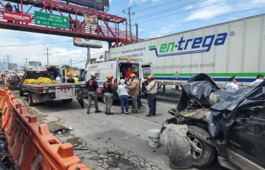 Persona queda atrapada tras accidente en la carretera a Miguel Alemán