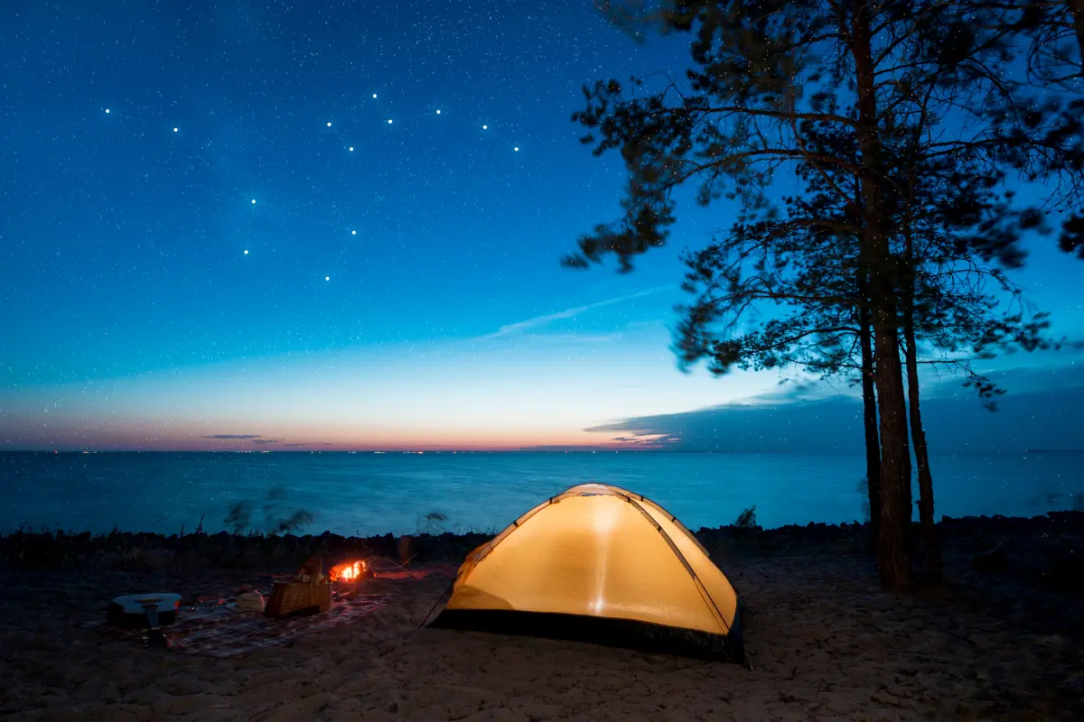 Acampar en la naturaleza.  Foto: Freepik