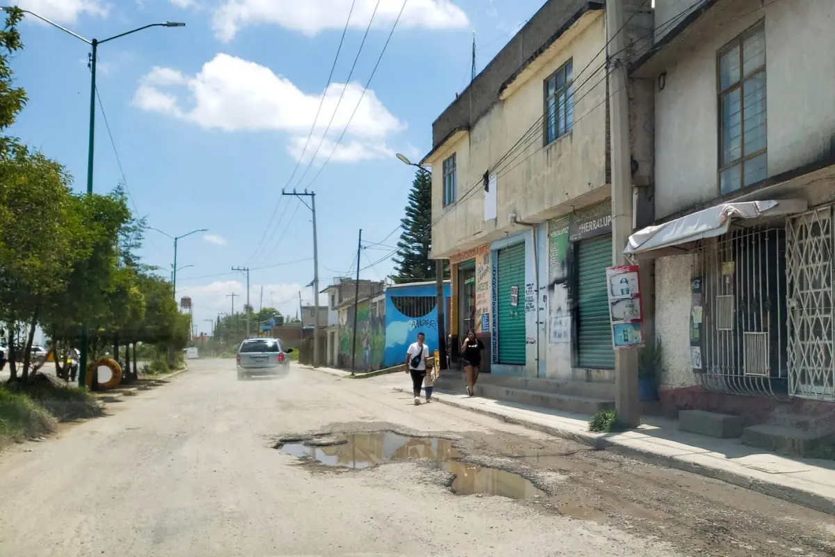 Baches en calles del Edomex. Foto: X (@PuntoMedioEdo)