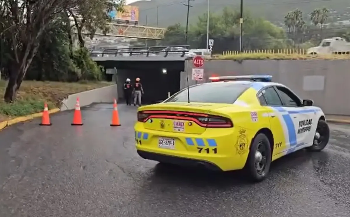 Autoridades cerraron de manera preventiva el paso a desnivel del puente frente al Parque Canoas, en la colonia Condesa, al sur de Monterrey, ante el riesgo de encharcamiento de consideración por las lluvias. Foto: Facebook Protección Civil de Nuevo León