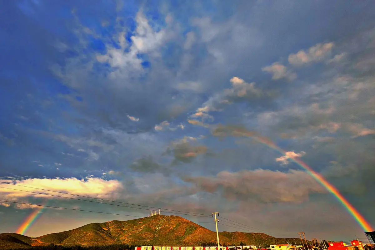 Cielo nublado y arcoíris. Foto: X (@seba_sirius)