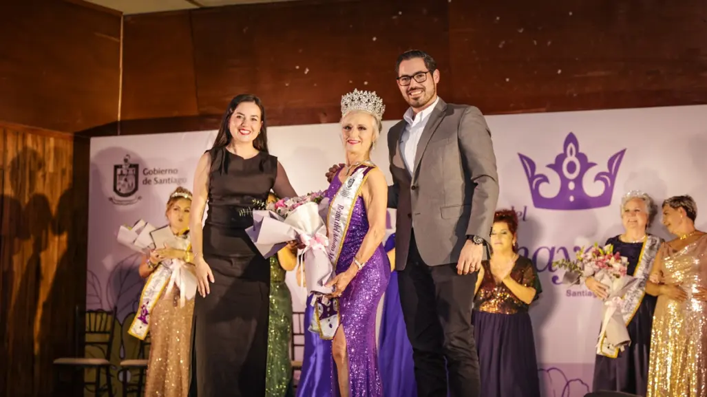 David de la Peña corona a Magda Guerra como Reina del Adulto Mayor 2025 en Santiago