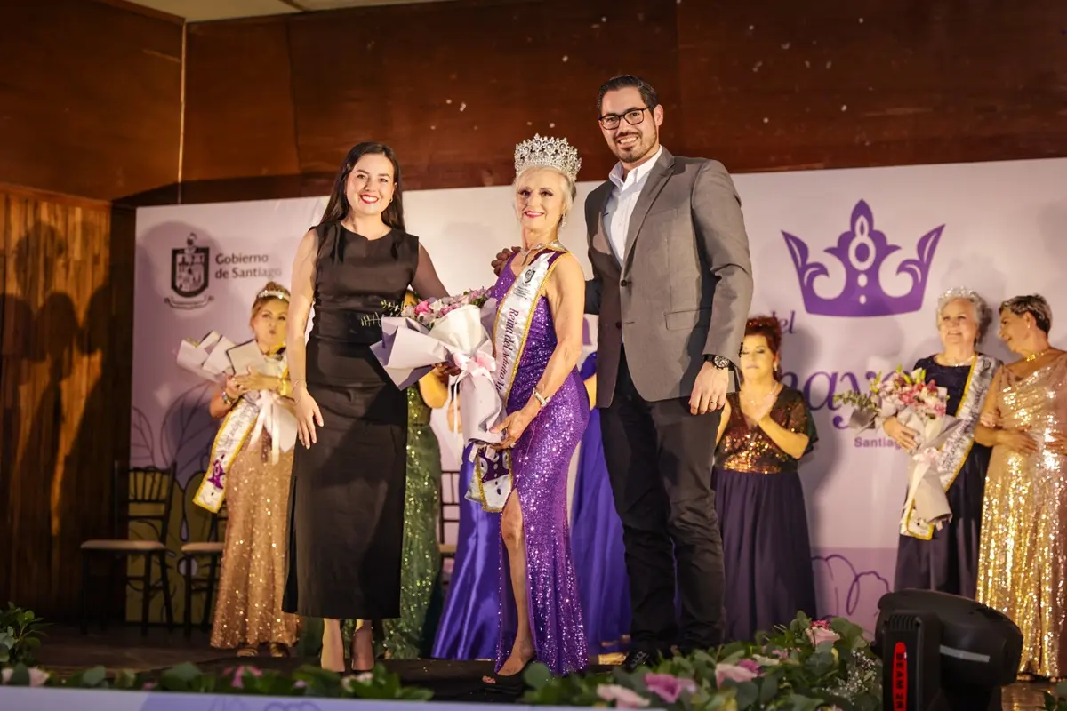 El alcalde de Santiago, David de la Peña, coronó a Magda Guerra, como Reina del Adulto Mayor 2025. Foto: Gobierno de Santiago