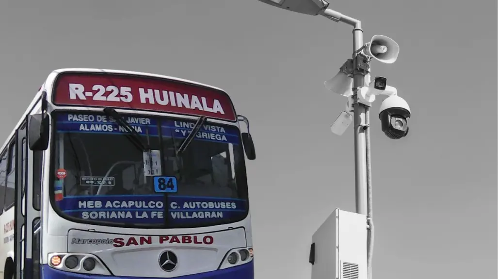 Camión de ruta 225 pierde el control y se impacta contra poste de luz en Apodaca