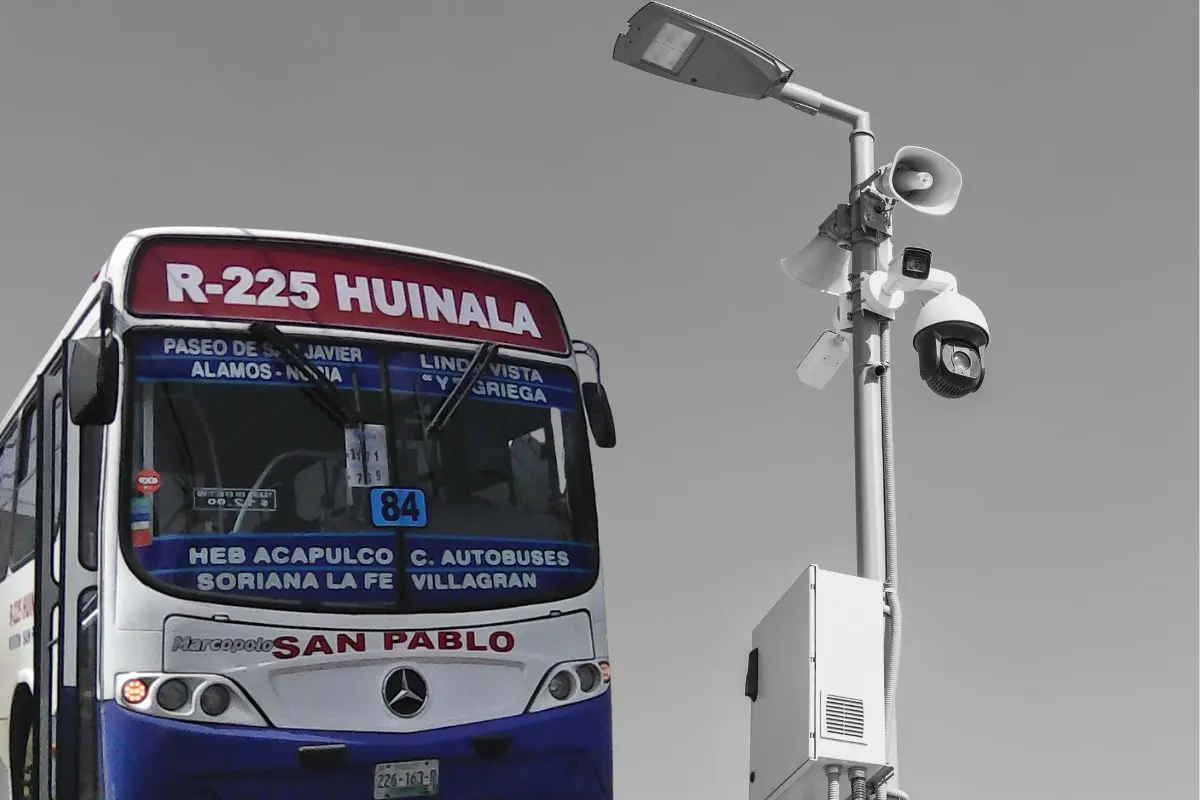 La vialidad en Camino a San Javier se vio parcialmente afectada mientras se retira el camión Foto: Canva