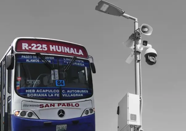 Camión de ruta 225 pierde el control y se impacta contra poste de luz en Apodaca