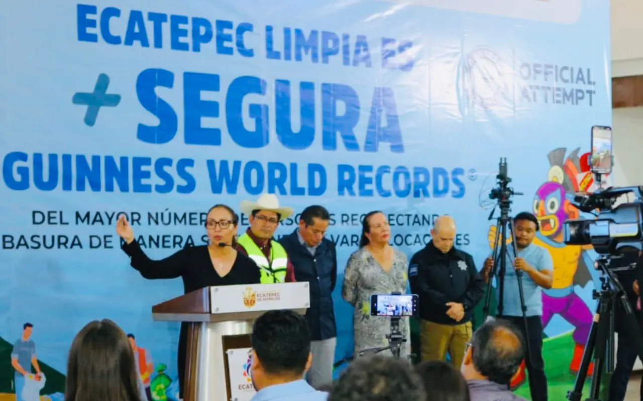 Azucena Cisneros presentando la convocatoria para recolectar basura en Ecatepec. Foto: X/ @azucenacisneros (Canva)