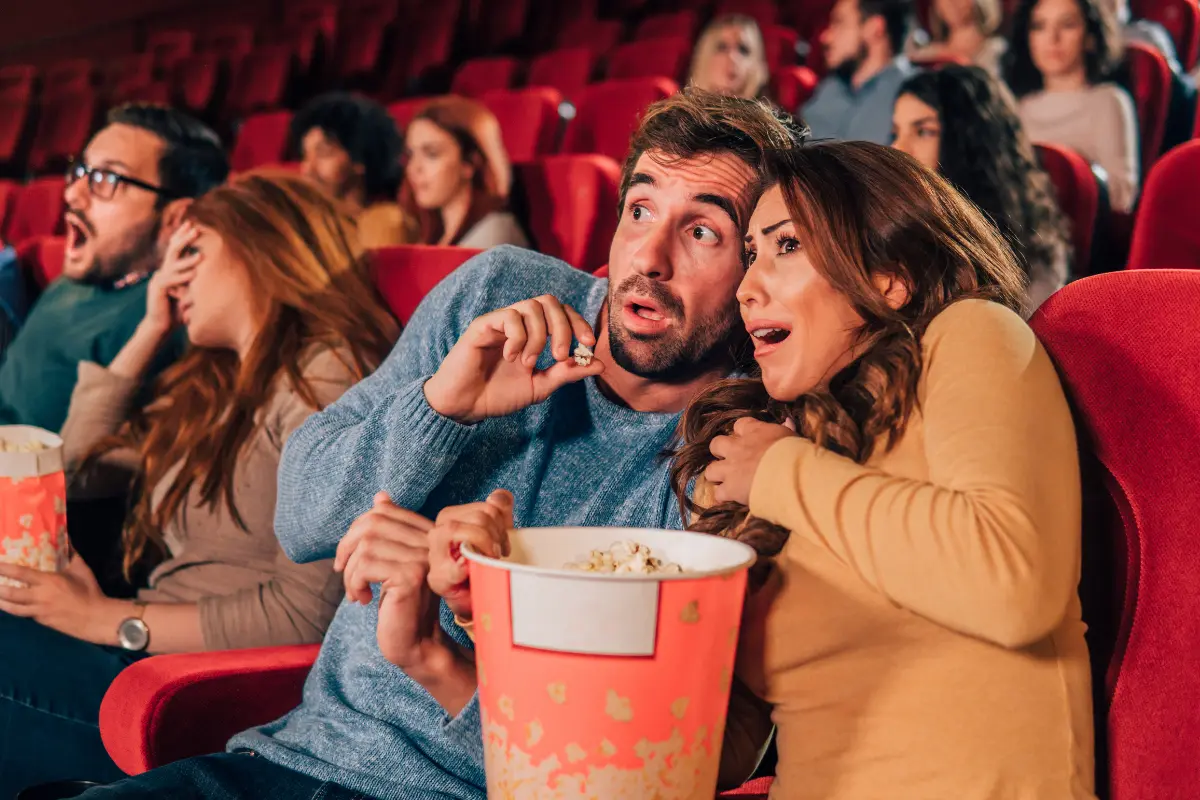 Mirando películas de terror. Foto: Canva