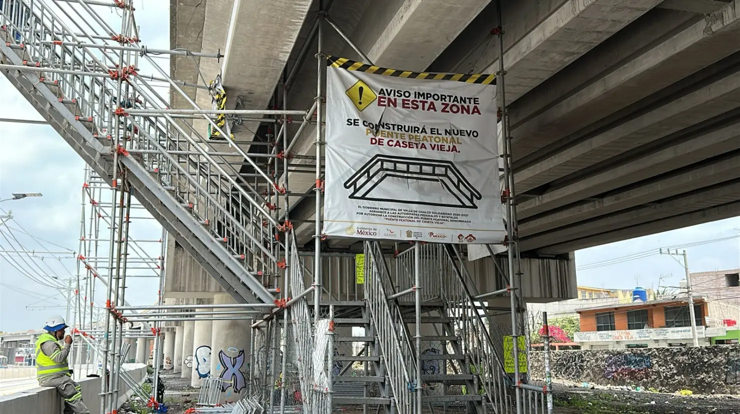 La nueva estructura provisional permitirá a los residentes de El Molinito y San Isidro cruzar la autopista México-Puebla. Imagen: Juan Manuel López