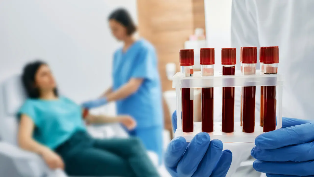 Muestras de sangre tomadas para análisis clínicos. Foto: Canva