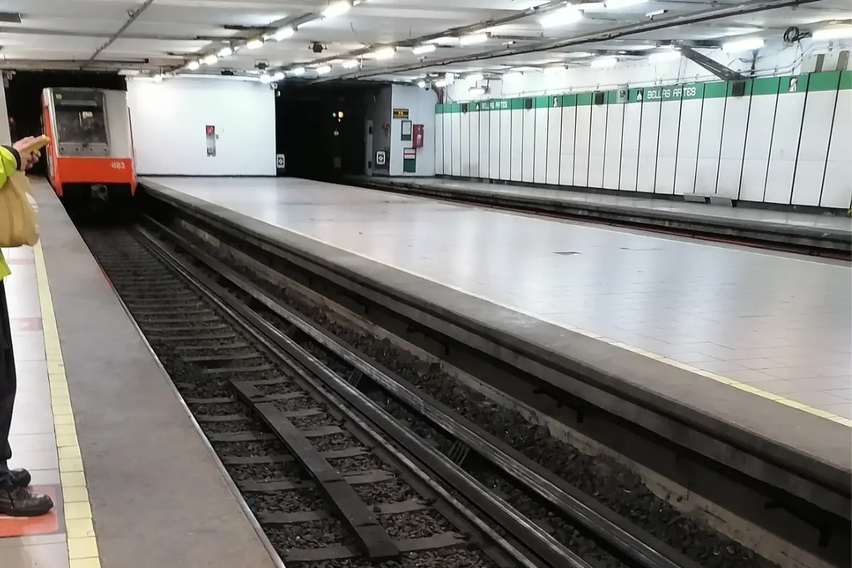 Interior del metro Bellas Artes de la CDMX. Foto: X @iskra199