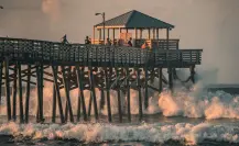 Huracán Erin azota la costa este de Estados Unidos con olas gigantes