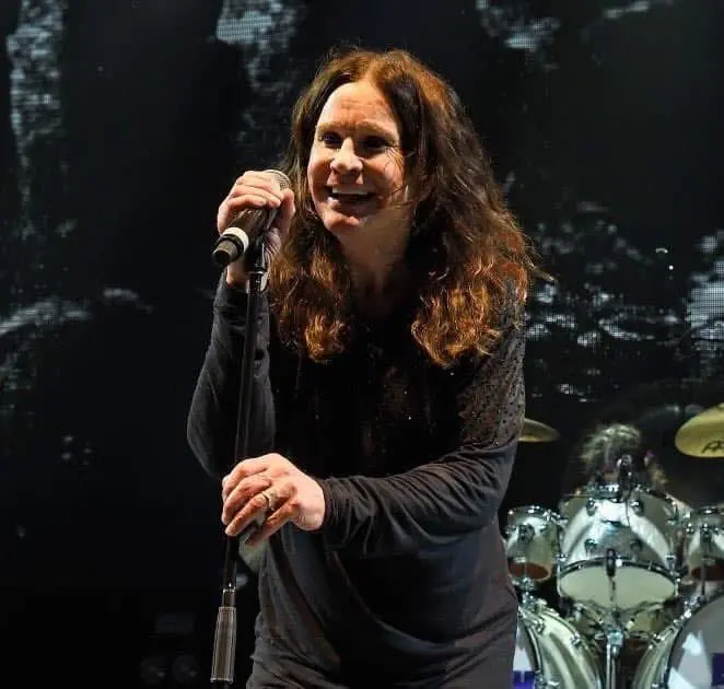 Ozzy Osbourne en escenario. Foto: X @OzzyOsbourne