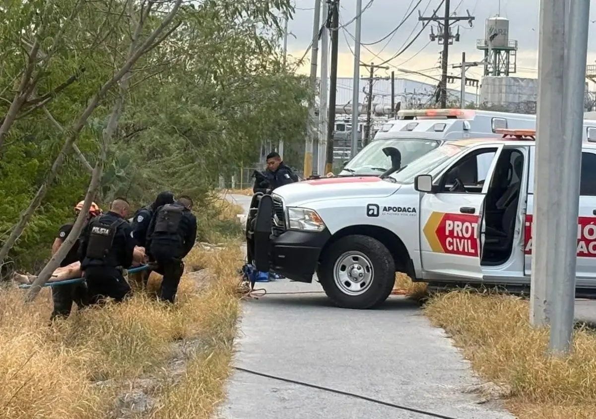 El rescate de la mujer en Apodaca fue exitoso gracias a la intervención de los cuerpos de emergencia. Foto: Protección Civil de Apodaca.