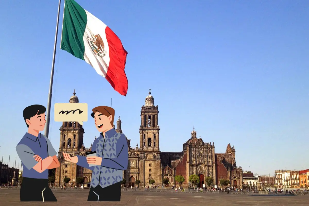 Zócalo CDMX, personas manteniendo una conversación.   Foto: Canva