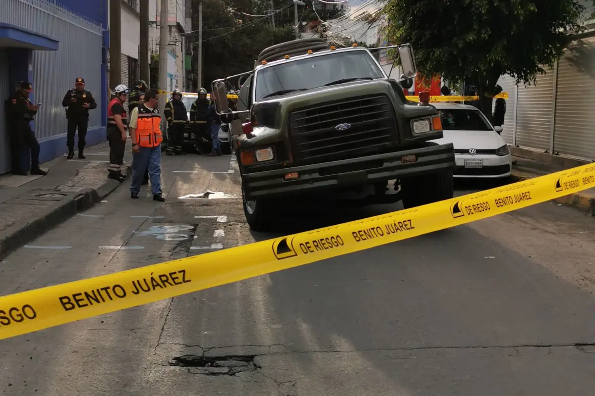 Pipa cae en socavón en Benito Juárez. Foto: Luis Antonio Alfaro